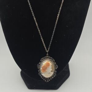 Elegant Cameo Pendant Necklace